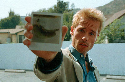 http://www.offoffoff.com/film/2001/images/memento.jpg